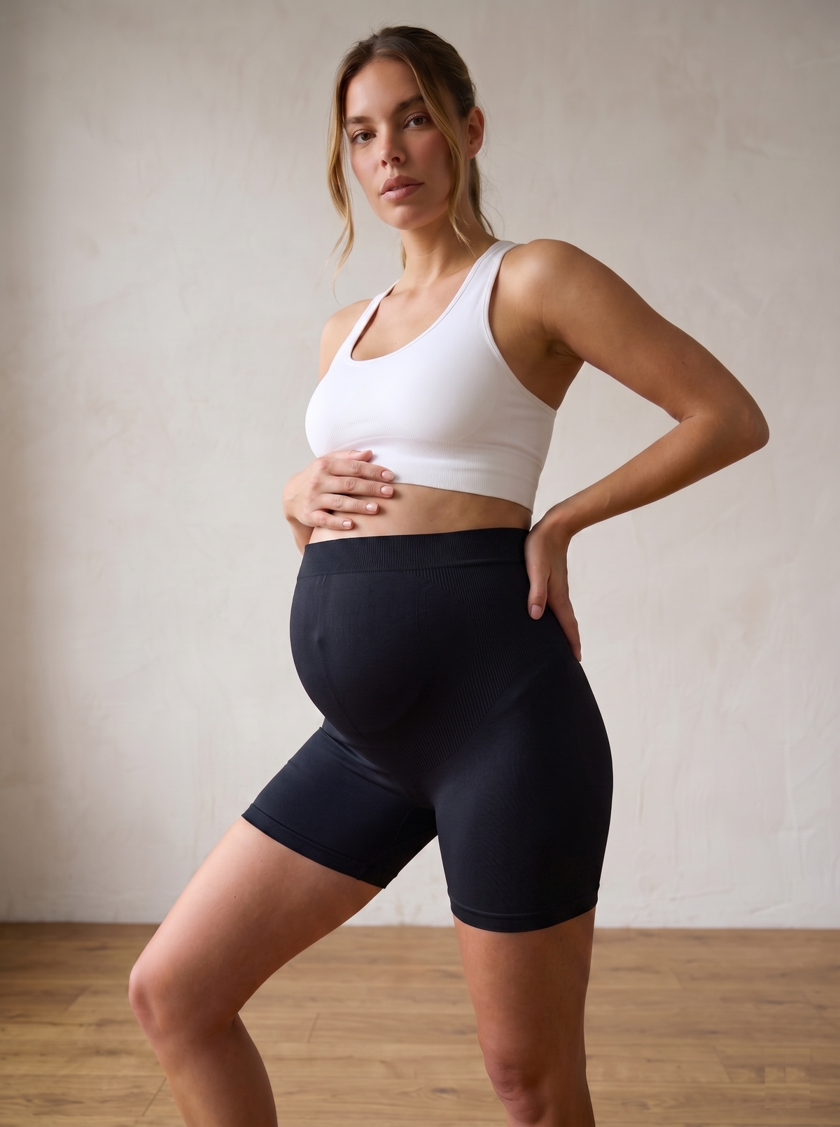 Crni šorts za trudnice Claire, besšavan i udoban model, pogled spreda.